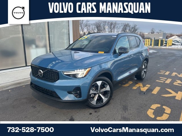 Certified 2025 Volvo XC40 B5 Plus image 1