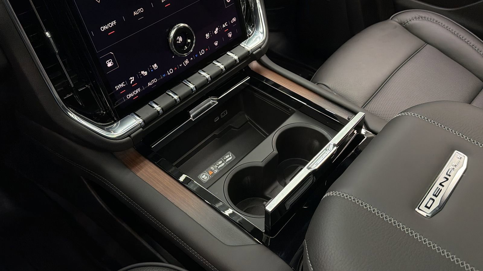 Used 2026 GMC Yukon Denali w/ Sun & Power Step Package AWD/4WD image 32