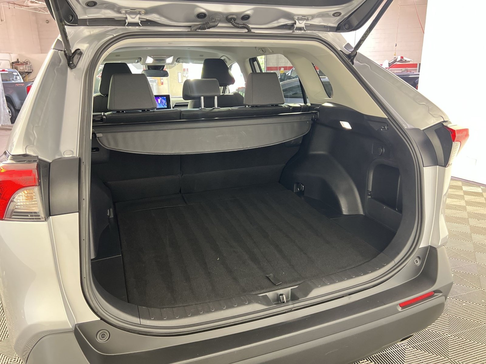 Used 2025 Toyota RAV4 XLE AWD/4WD image 26