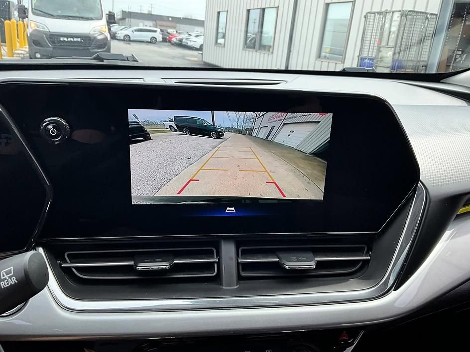 Used 2024 Chevrolet Trax LT w/ Sunroof Package image 19