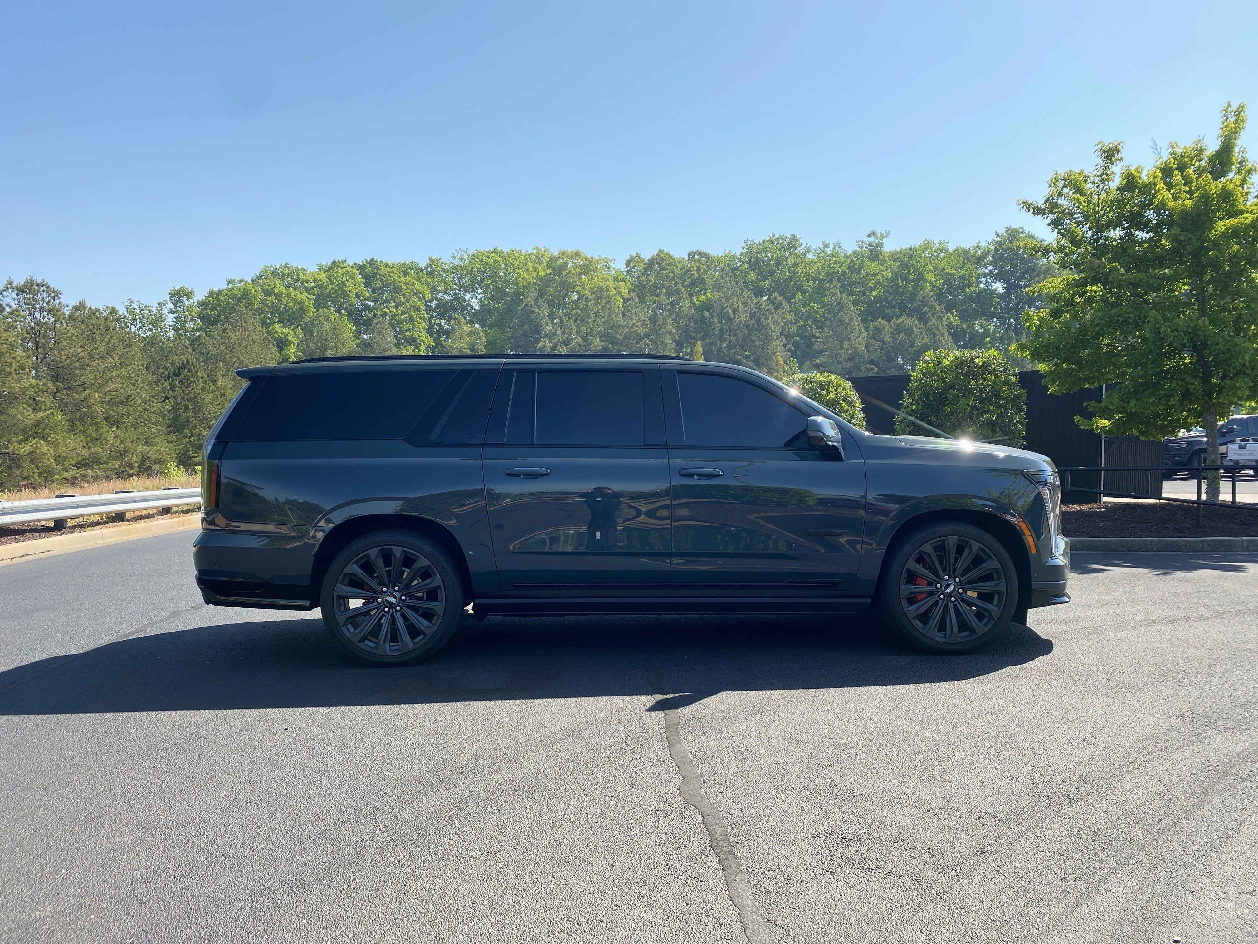 Used 2025 Cadillac Escalade ESV V AWD/4WD image 5