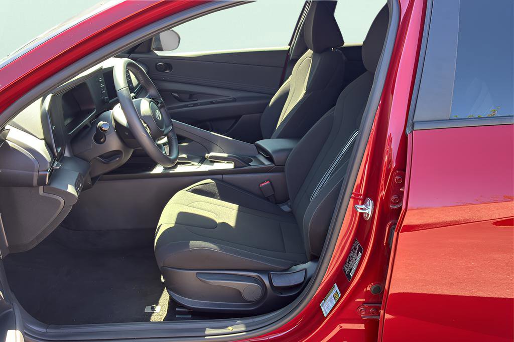 Certified 2025 Hyundai Elantra Sport image 12
