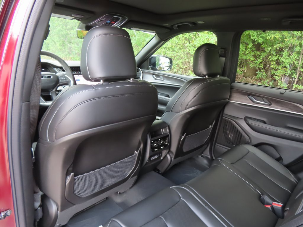 New 2025 Jeep Grand Cherokee Limited w/ Luxury Tech Group II image 23