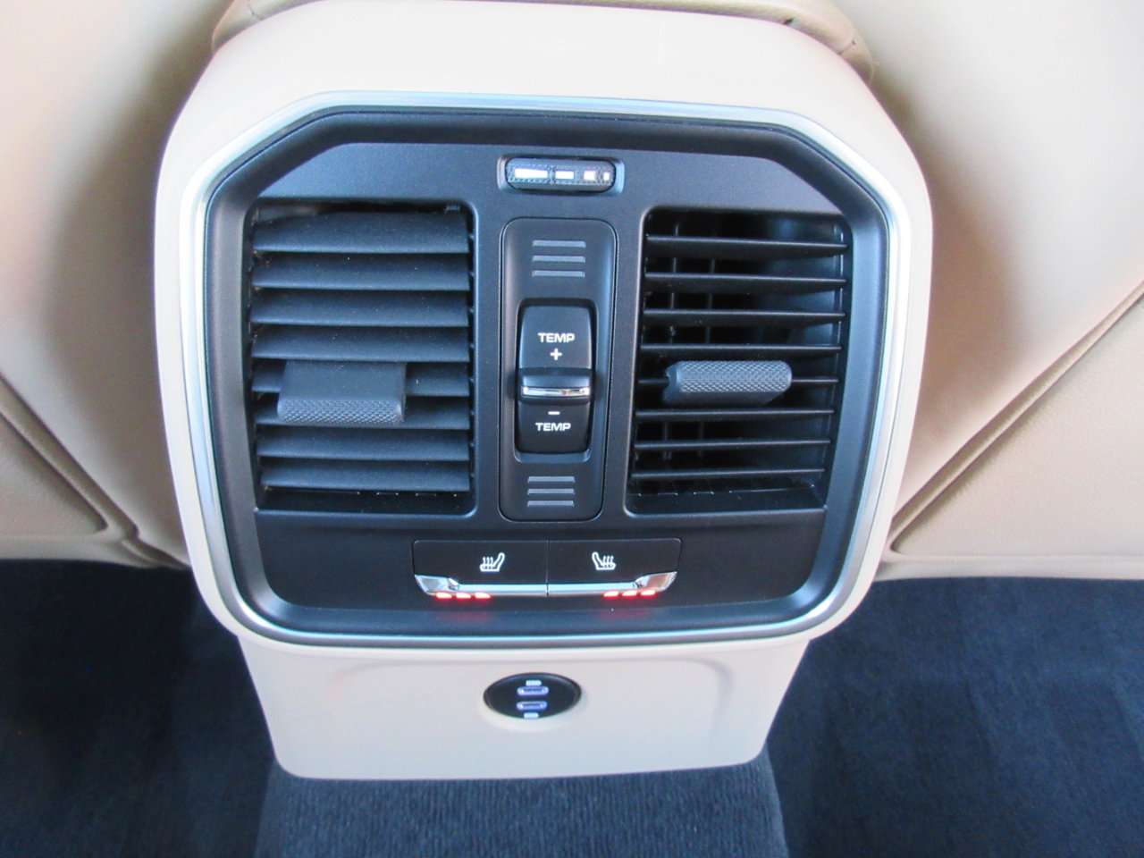 Used 2024 Porsche Macan image 40