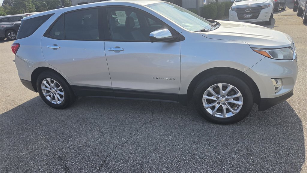 Used 2019 Chevrolet Equinox LS FWD image 2