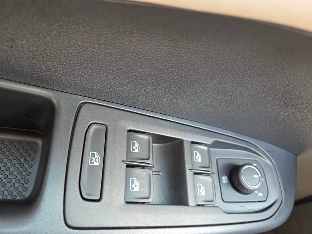 Certified 2025 Volkswagen Taos SE FWD image 19