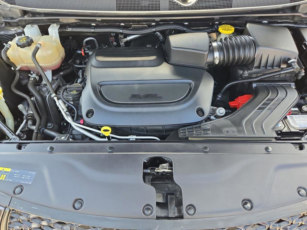 Used 2021 Chrysler Pacifica Touring w/ Uconnect Theater Family Group image 35