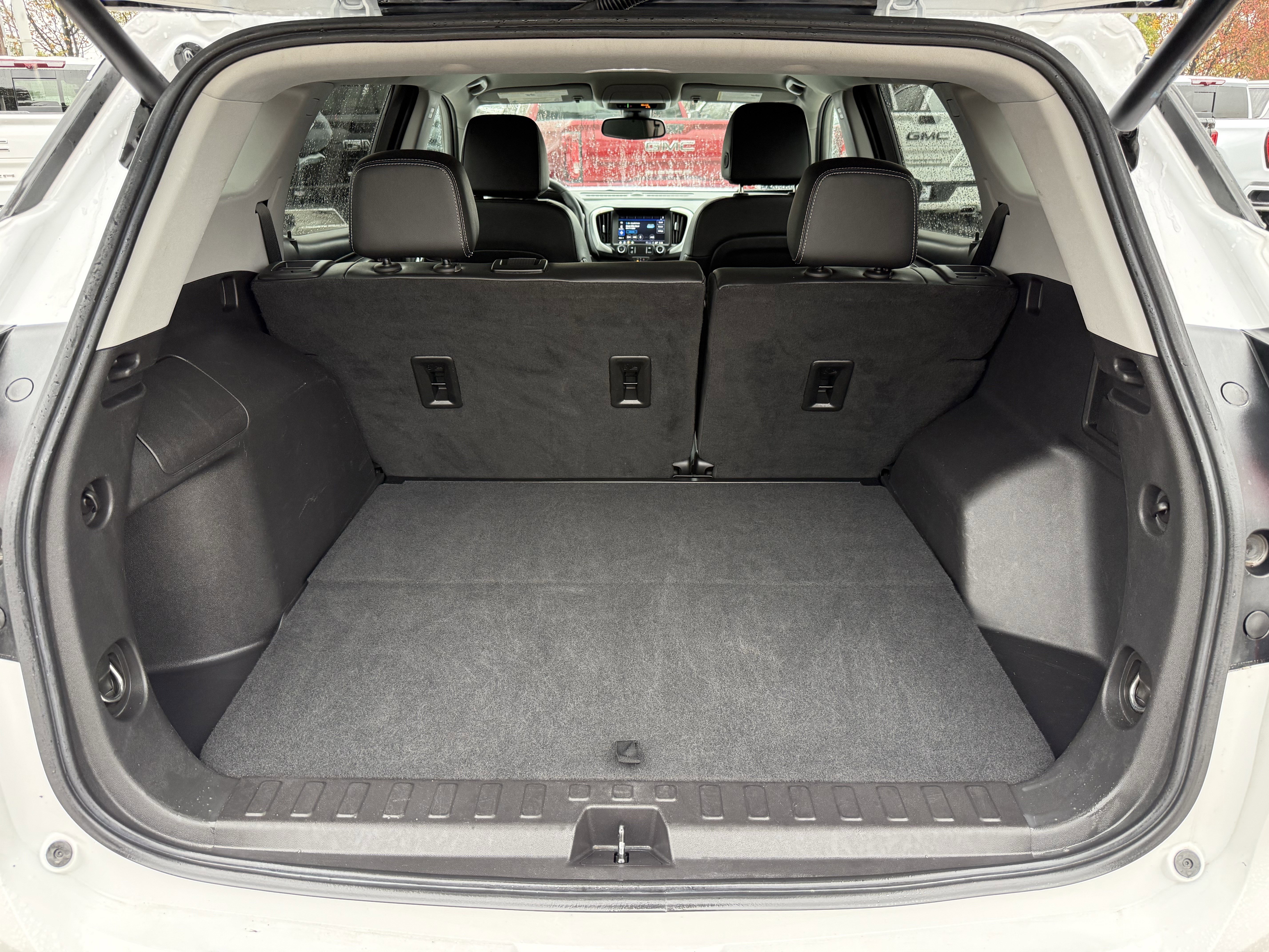 Used 2024 GMC Terrain SLT image 30