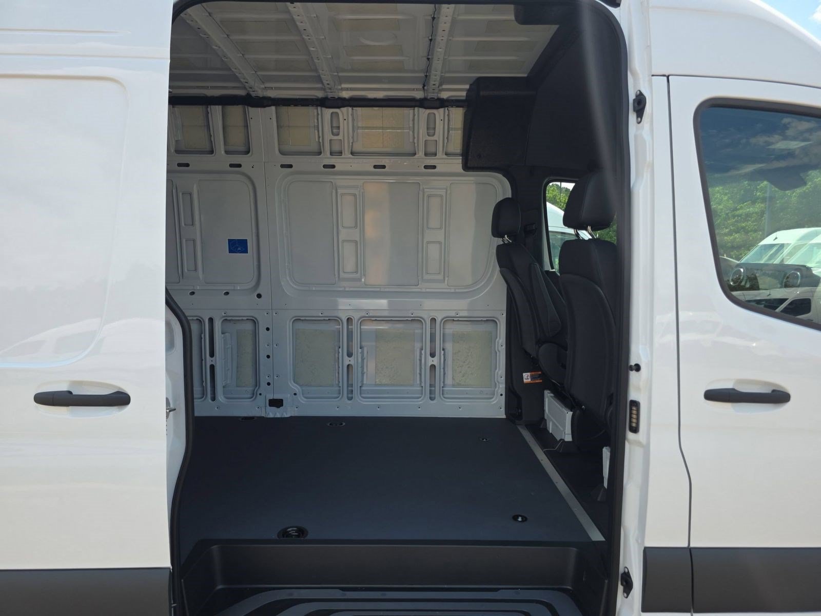 Used 2025 Mercedes-Benz Sprinter 2500 image 24