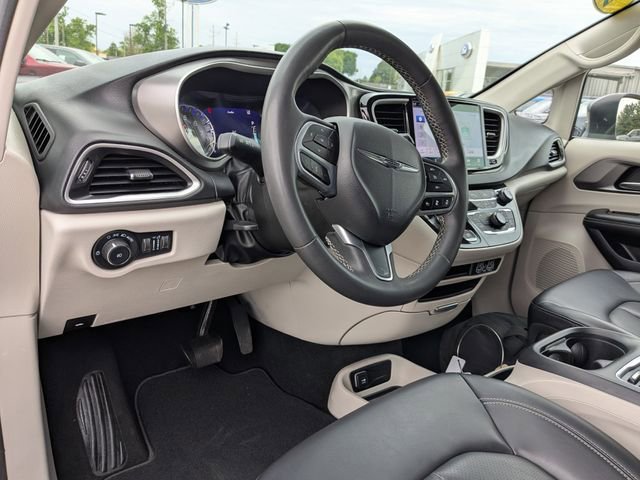 Used 2023 Chrysler Pacifica Touring-L FWD image 2
