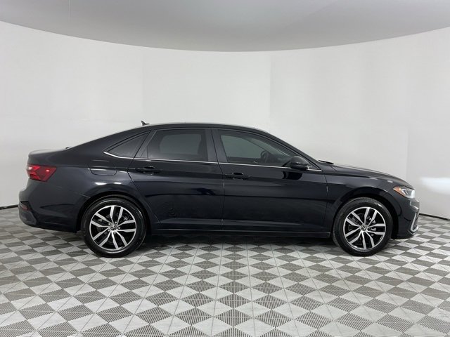 Used 2025 Volkswagen Jetta SE image 4