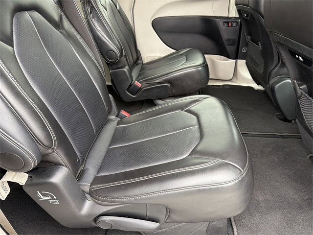 Used 2024 Chrysler Pacifica Touring-L image 37