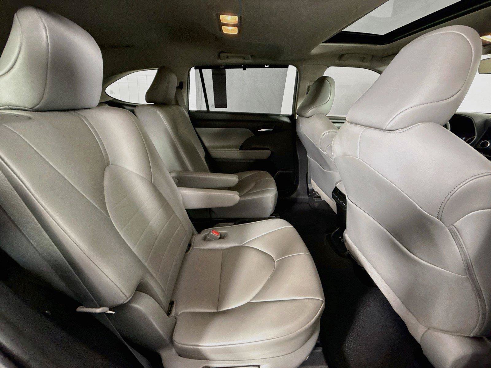 Used 2021 Toyota Highlander XLE AWD/4WD image 43