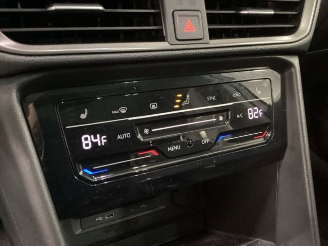 Used 2025 Volkswagen Taos SE image 13