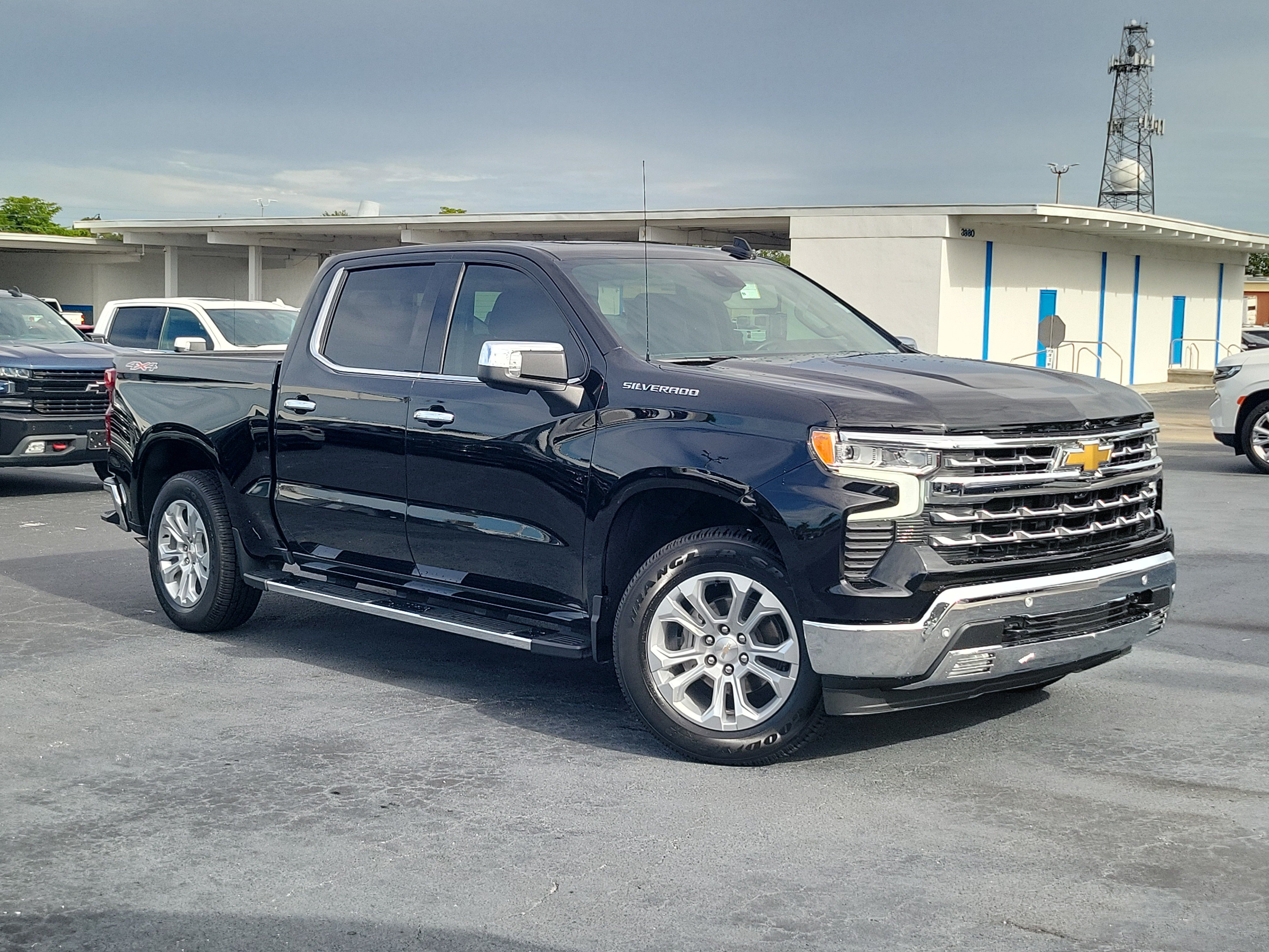 Used 2025 Chevrolet Silverado 1500 LTZ w/ Technology Package AWD/4WD image 33