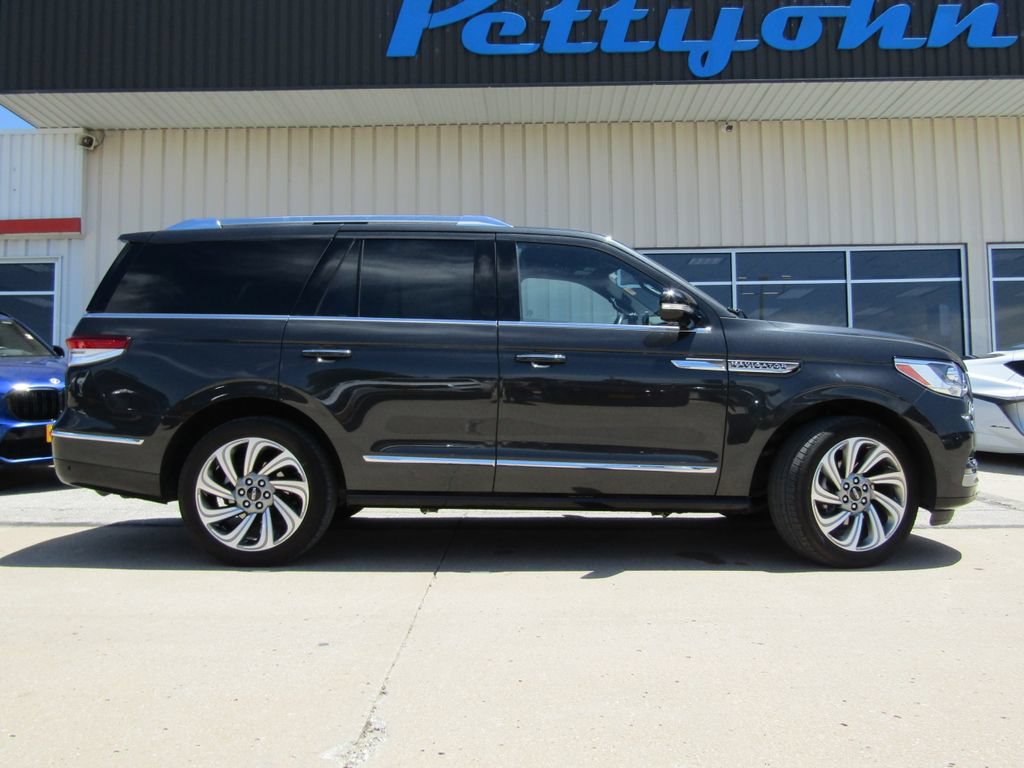 Used 2023 Lincoln Navigator Reserve AWD/4WD image 2
