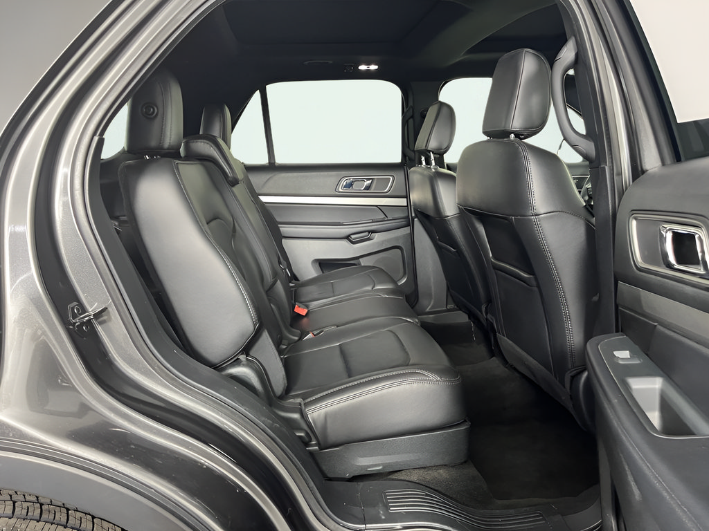 Used 2018 Ford Explorer XLT w/ Equipment Group 202A AWD/4WD image 15