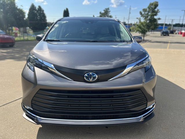 Used 2024 Toyota Sienna XLE image 8