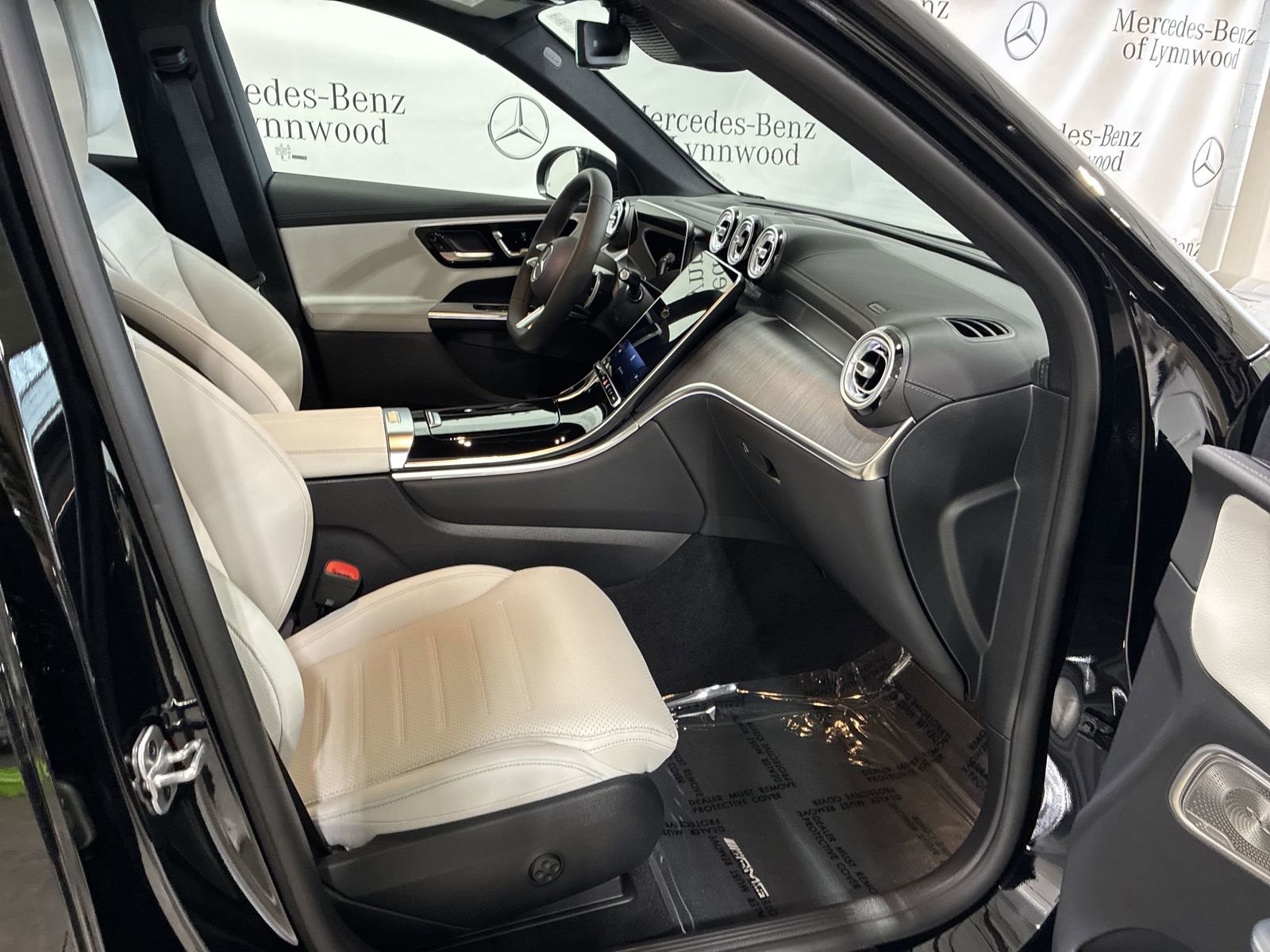 New 2025 Mercedes-Benz GLC 300 4MATIC image 11