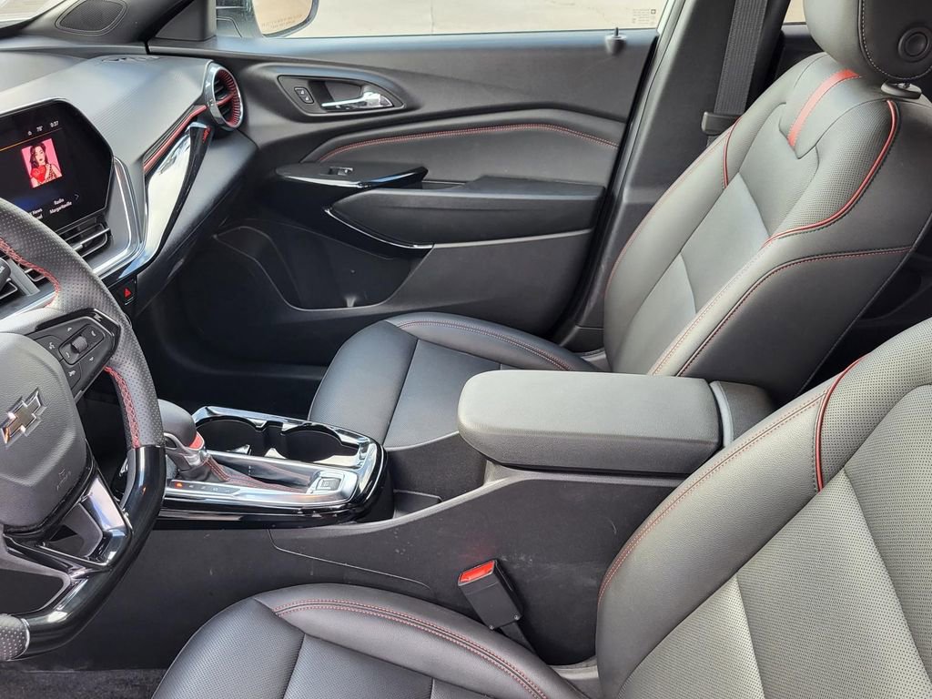 Used 2025 Chevrolet Trax RS image 30