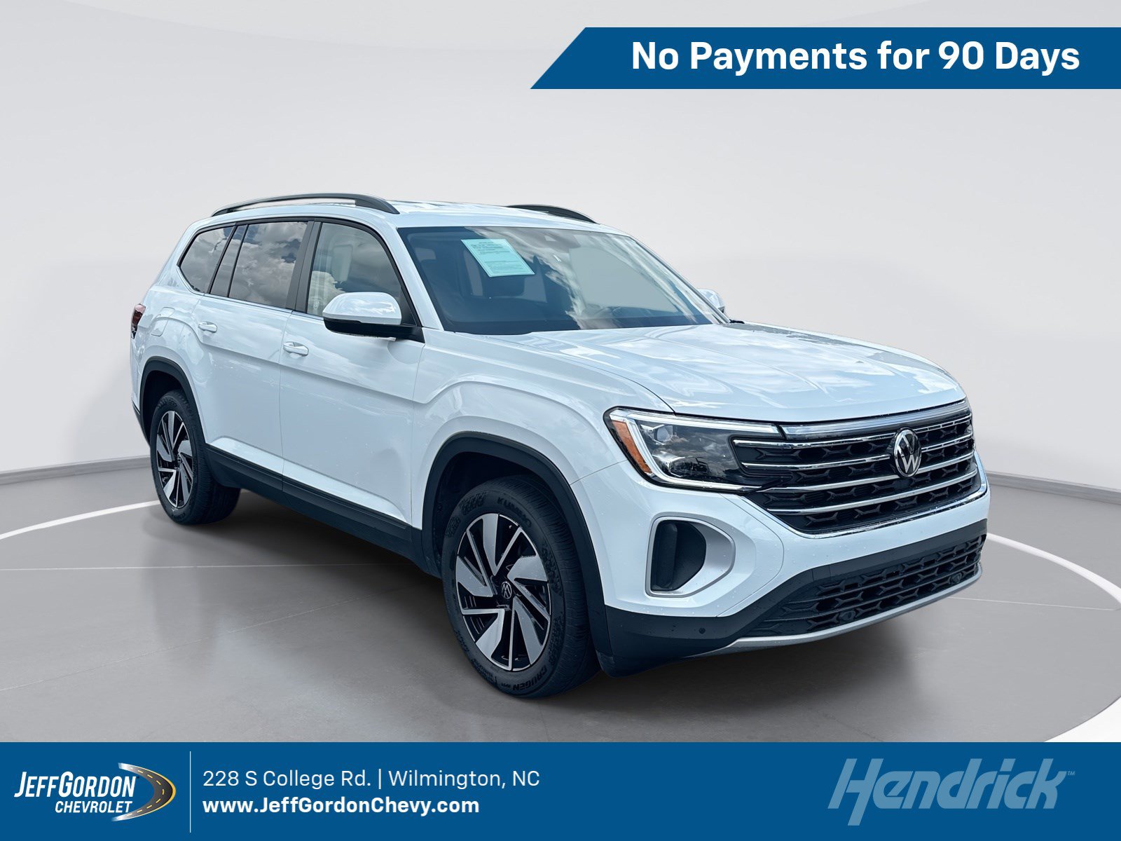 Used 2025 Volkswagen Atlas SE AWD/4WD image 1