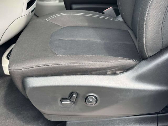 Used 2023 Chrysler Voyager LX FWD image 5