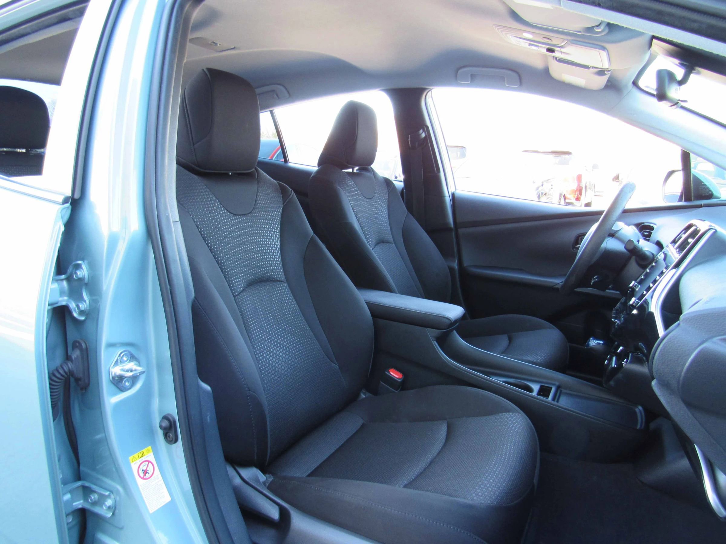 Used 2022 Toyota Prius LE image 5