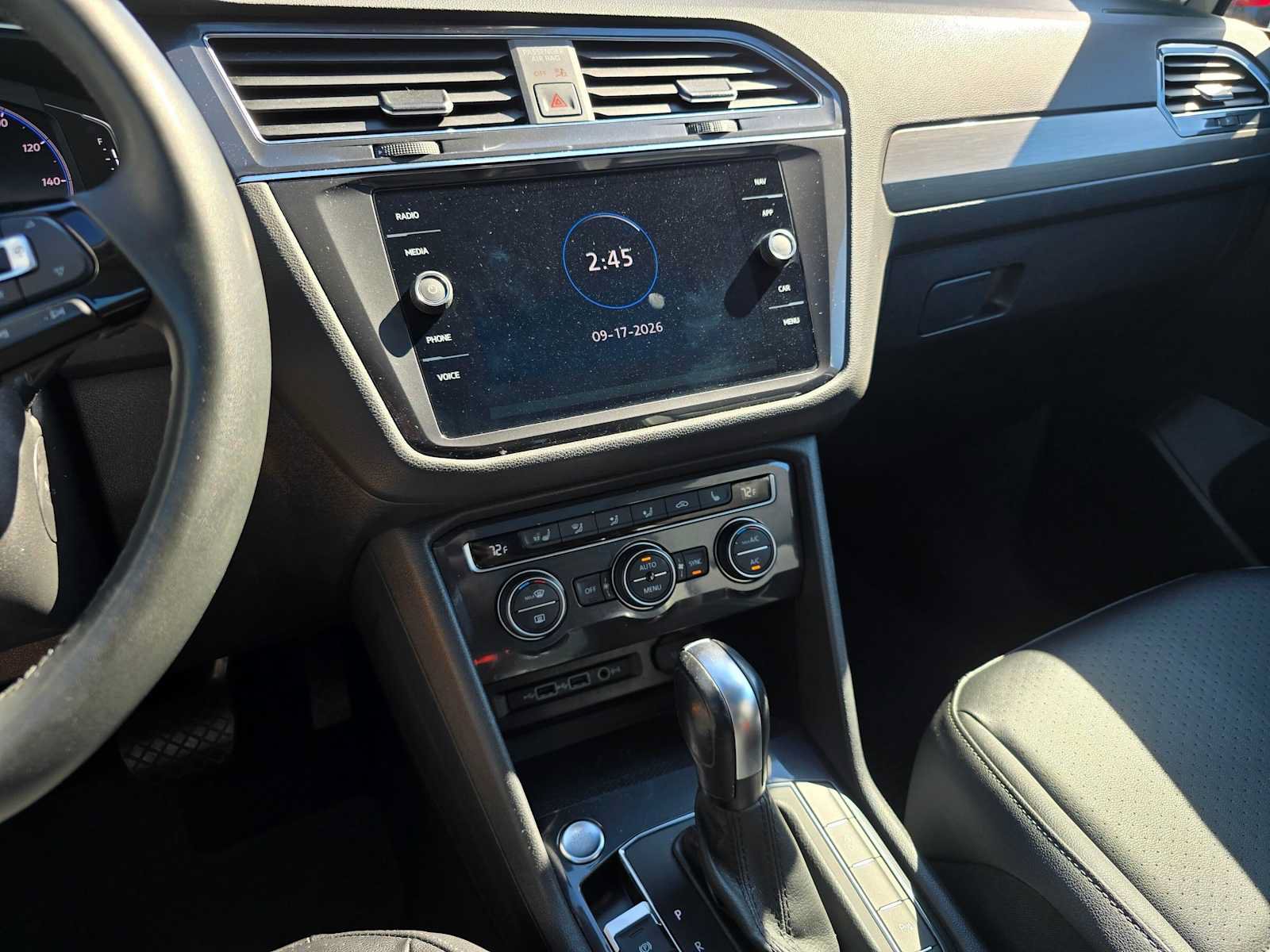 Used 2020 Volkswagen Tiguan SEL AWD/4WD image 25