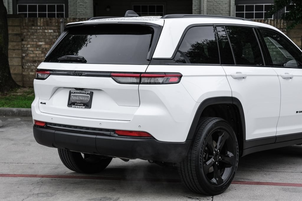 Used 2023 Jeep Grand Cherokee Altitude AWD/4WD image 16