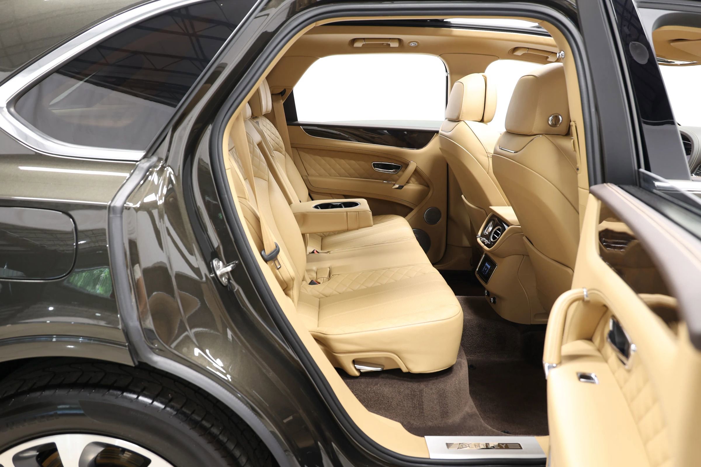 Used 2018 Bentley Bentayga AWD/4WD image 86
