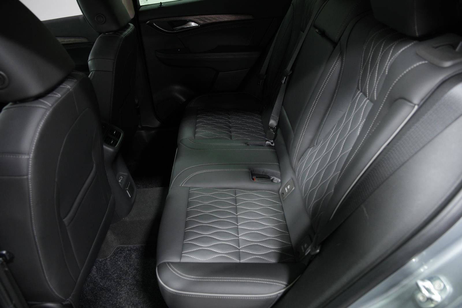 Used 2023 Buick Envision Avenir image 24