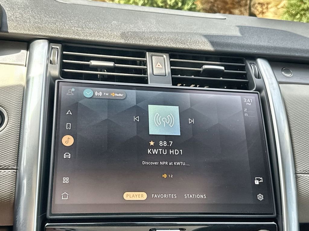 Certified 2025 Land Rover Discovery Dynamic SE image 23