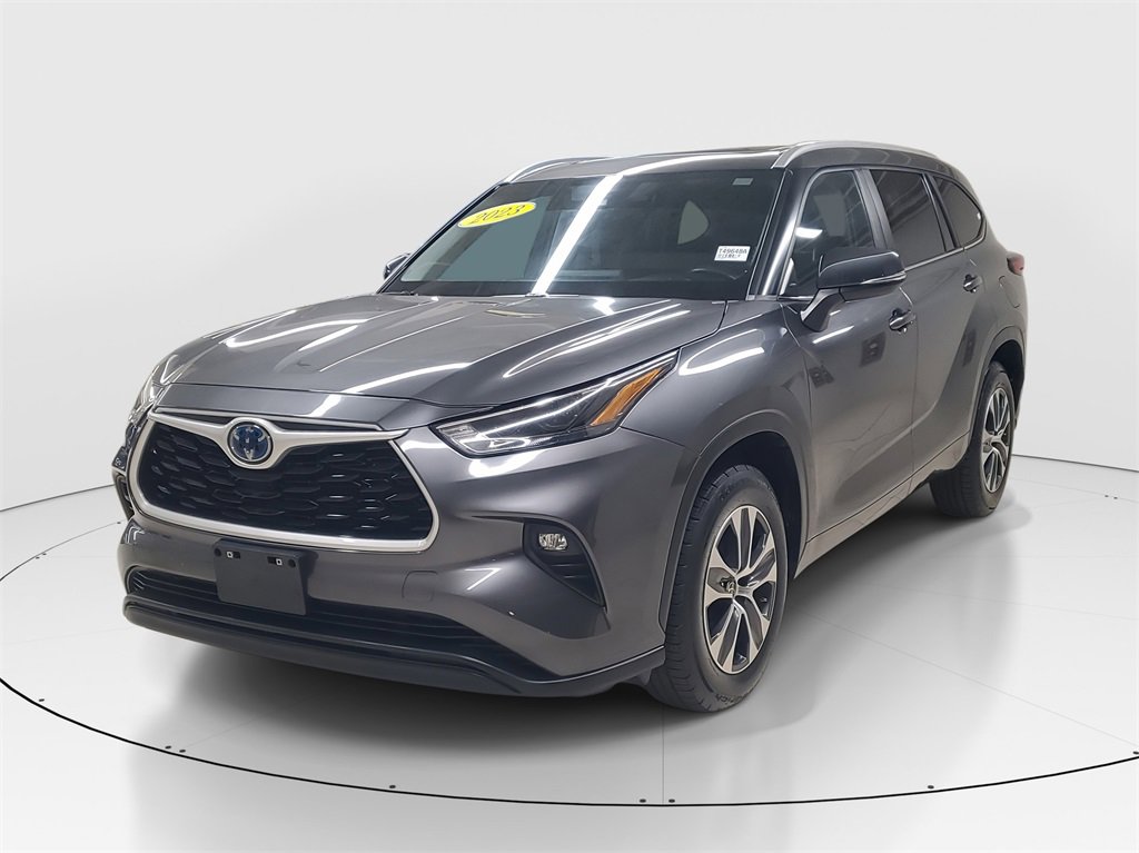 Certified 2023 Toyota Highlander XLE image 3