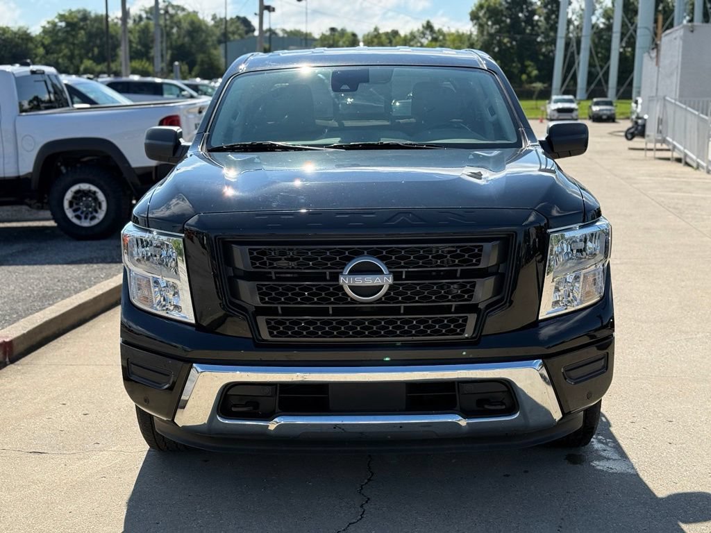 Used 2023 Nissan Titan SV w/ SV Convenience Package AWD/4WD image 3