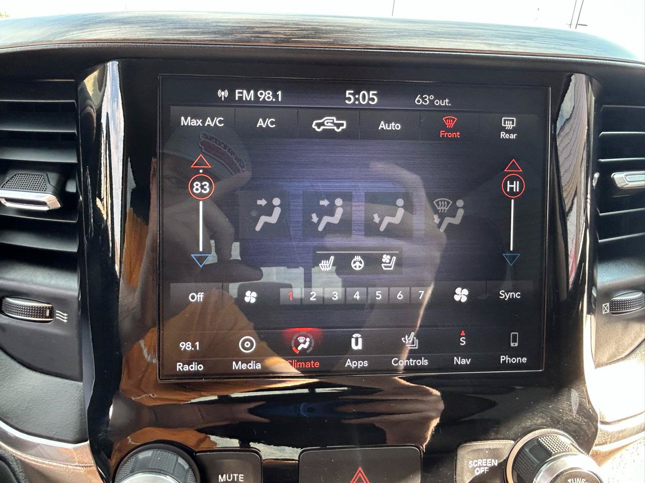 Used 2019 RAM 1500 Laramie AWD/4WD image 22