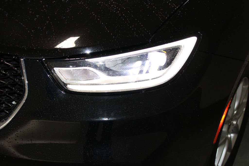 Used 2024 Chrysler Pacifica Touring-L image 48