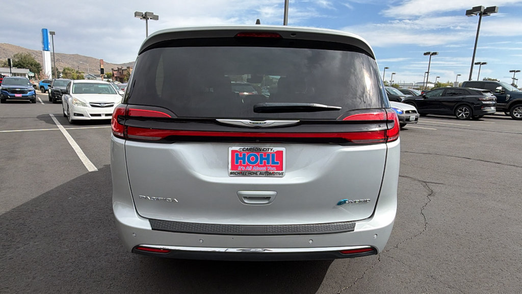 Used 2024 Chrysler Pacifica Limited FWD image 4