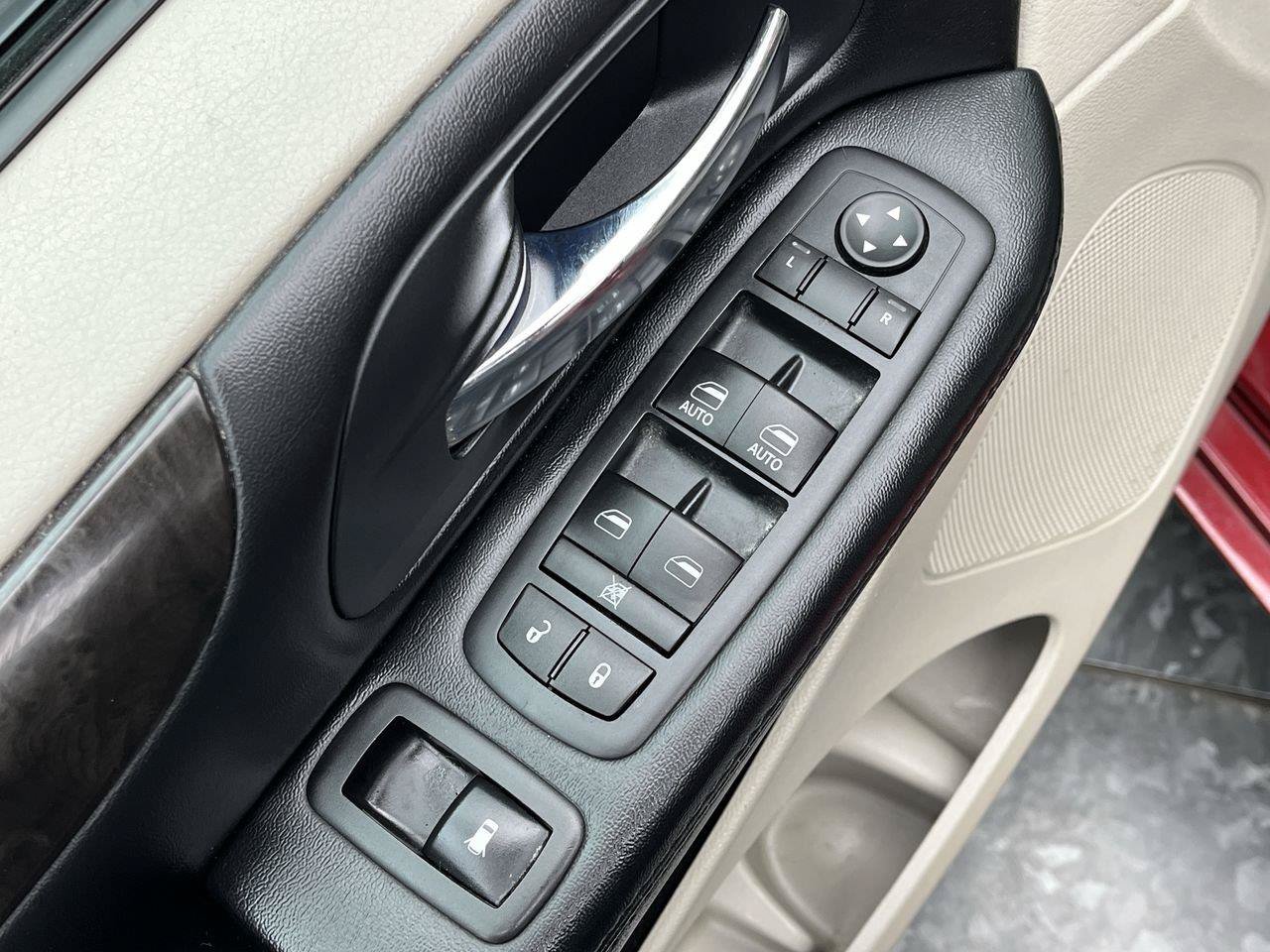 Used 2016 Dodge Grand Caravan SXT w/ UConnect Hands-Free Group FWD image 7