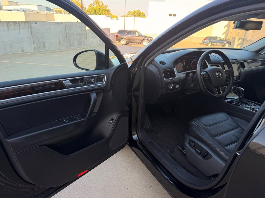 Used 2013 Volkswagen Touareg TDI AWD/4WD image 8