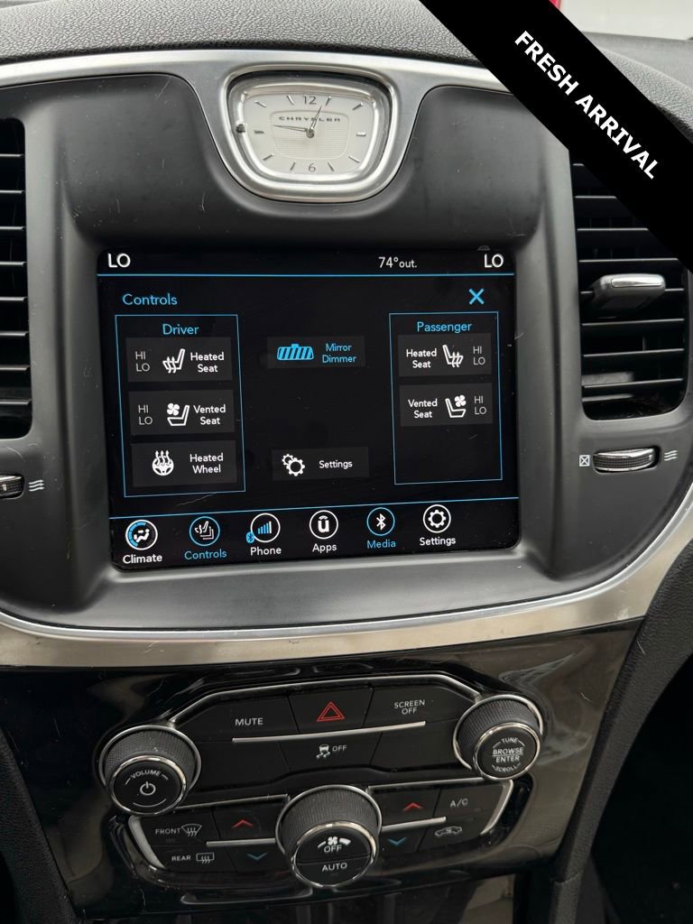 Used 2018 Chrysler 300 Limited AWD/4WD image 6