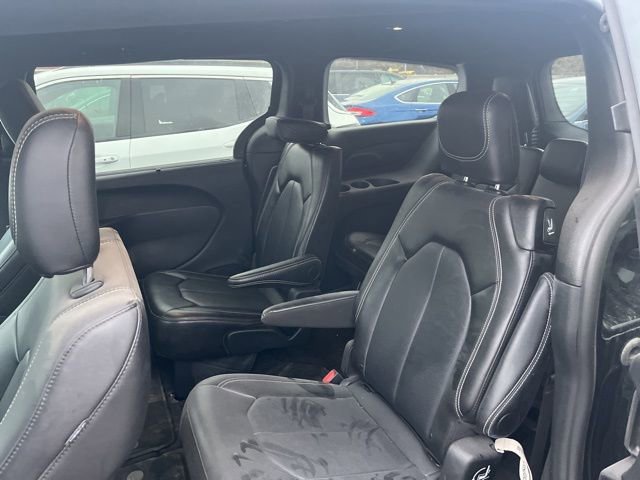 Used 2025 Chrysler Pacifica Select image 18