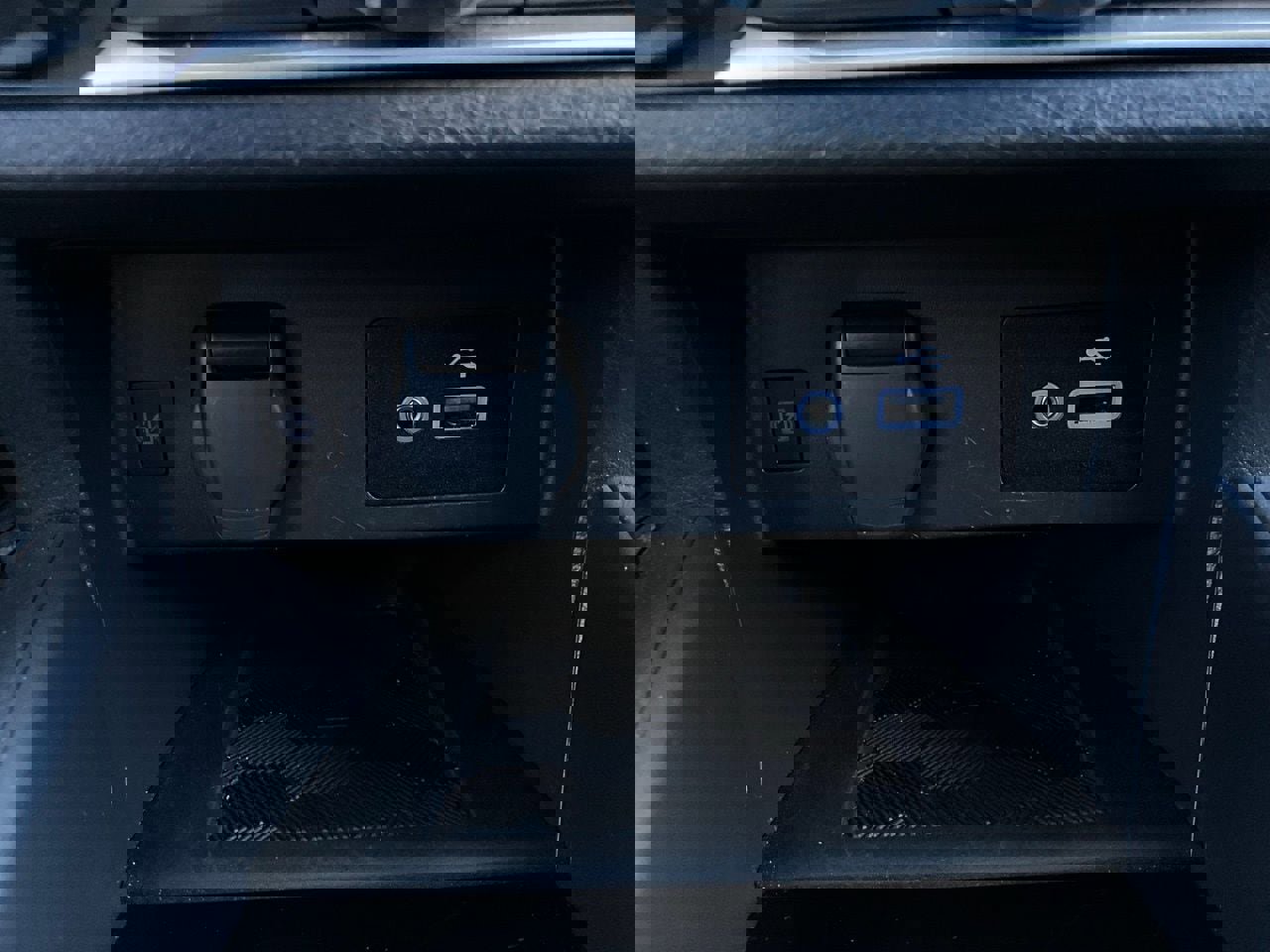 Used 2025 Nissan Versa SV image 22