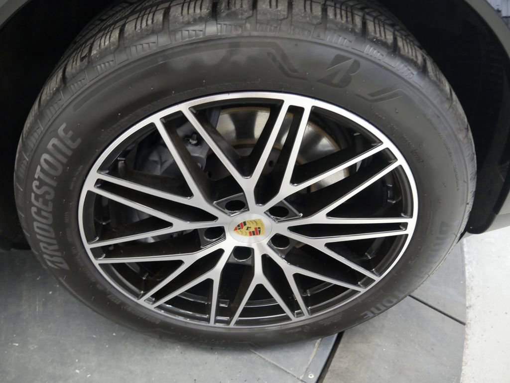 Certified 2024 Porsche Cayenne image 16