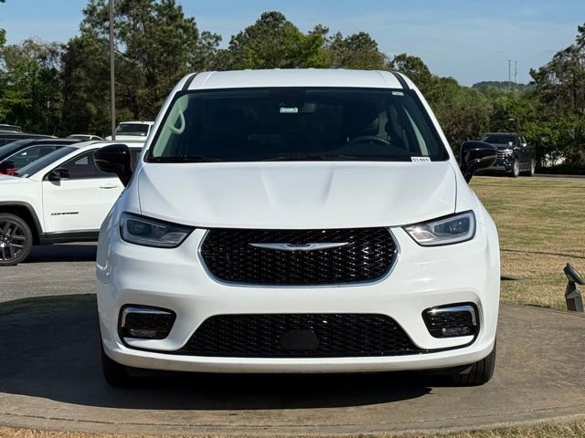 Used 2024 Chrysler Pacifica Touring-L image 2