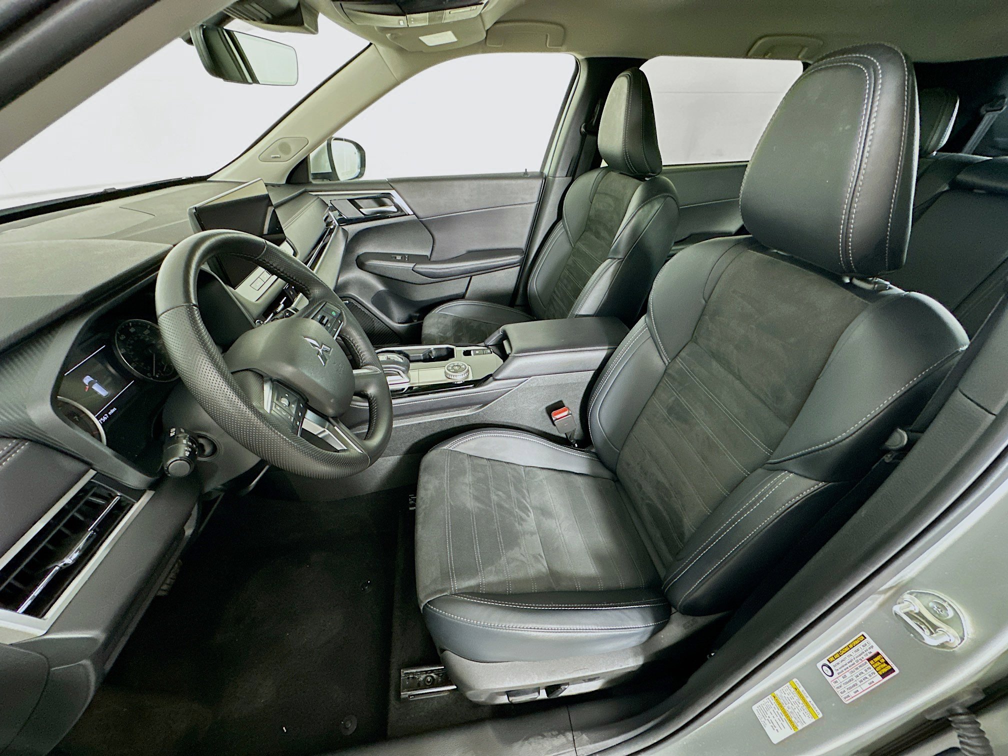 Used 2025 Mitsubishi Outlander SE image 13