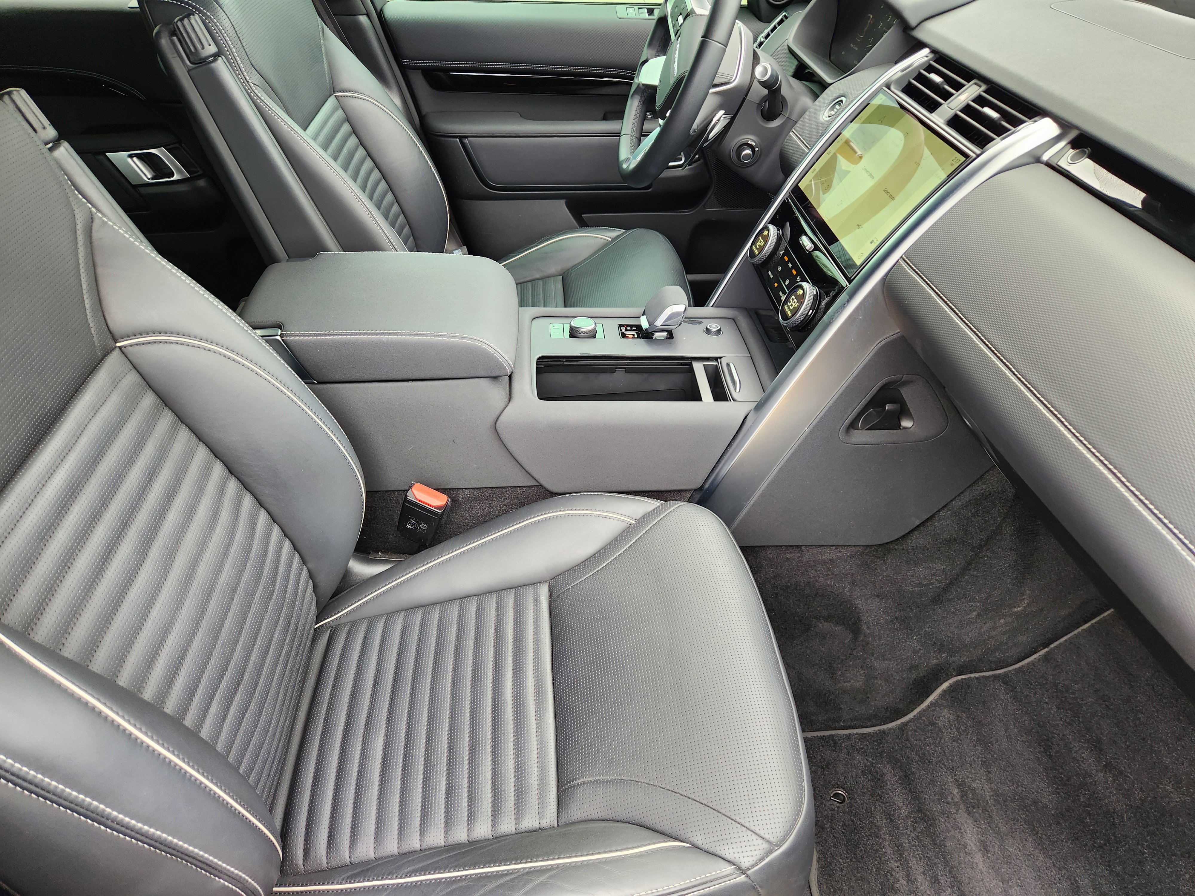 Used 2022 Land Rover Discovery HSE R-Dynamic image 17