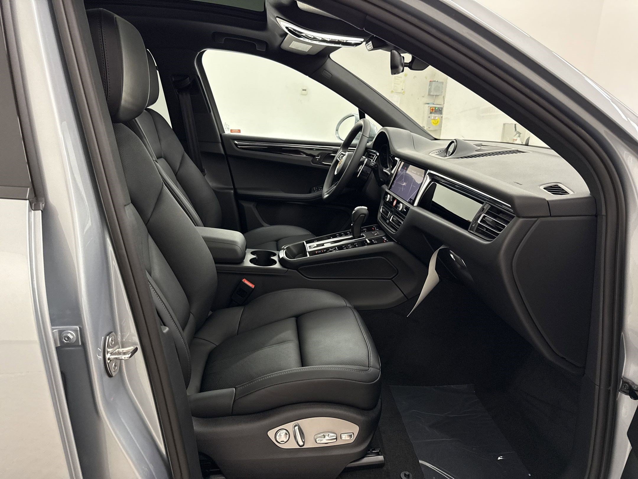 Used 2025 Porsche Macan AWD/4WD image 38