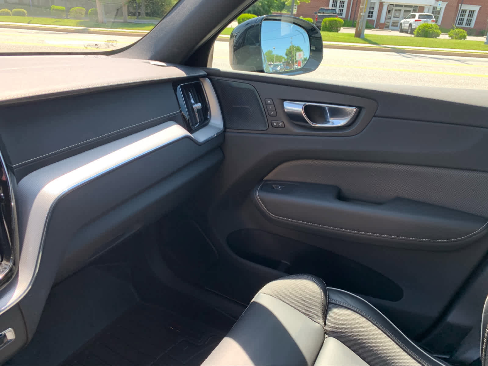 Used 2022 Volvo XC60 T8 R-Design w/ Advanced Package AWD/4WD image 20
