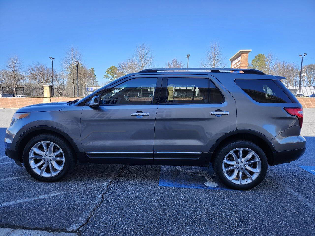 Used 2013 Ford Explorer XLT image 19