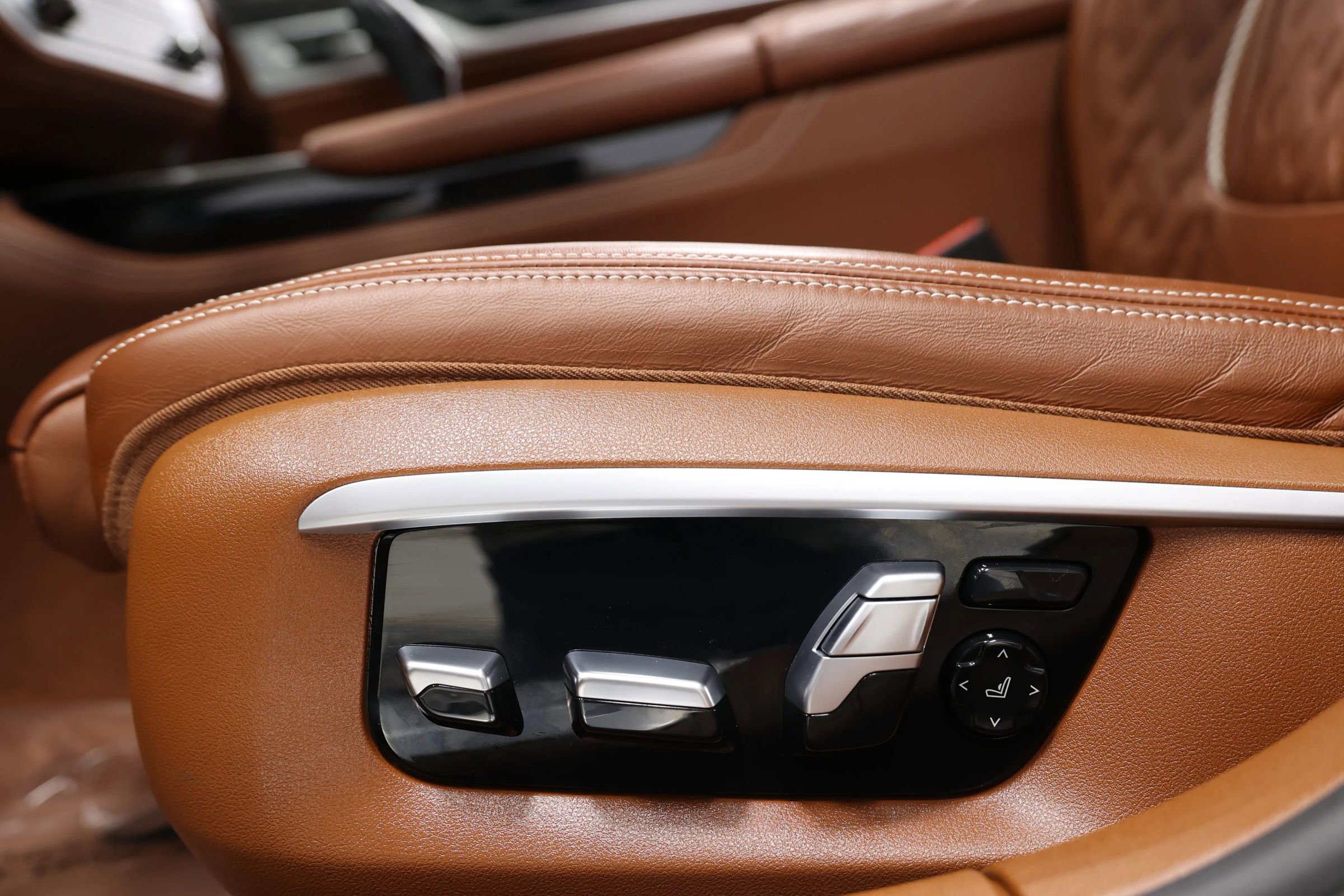 Used 2022 BMW M760i xDrive w/ Luxury Rear Seating Package image 14